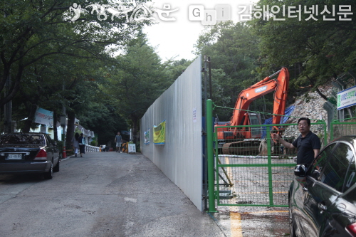 휴가철 행락객의 눈살을 찌푸리게 만드는국립용지봉자연휴양림 조성사업