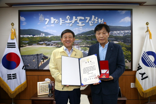 “66년 만에 주인 찾은 625 참전화랑무공훈장”