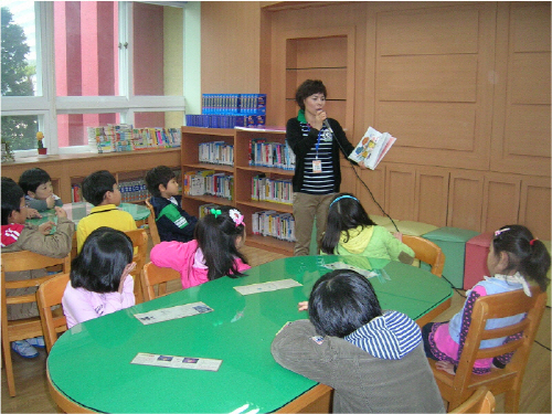 “우와~ 엄마가 도서관에서 책 읽어주신대!” 